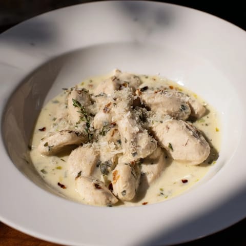 Creamy Chicken Alfredo Slow-Cooker Dump Meal with tender chicken and a rich, decadent sauce.