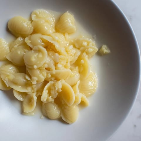 A steaming bowl of creamy 3-Ingredient Butter & Garlic Ditalini, ready to enjoy with family.